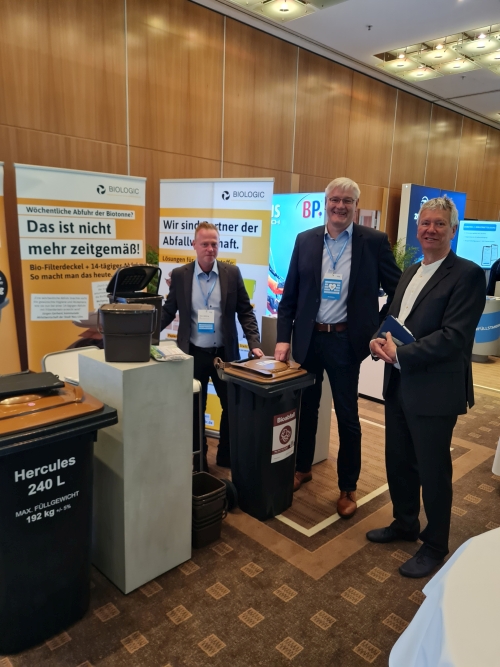 Patrick Hasenkamp, Managing Director of AWM Münster and VKU - Vice President, now exchanged views on the optional Bio-Filterdeckel model in Münster at our stand at the VKU Federal Congress in Berlin. Several thousand Münster residents already use the bio-filter lid for an additional charge.