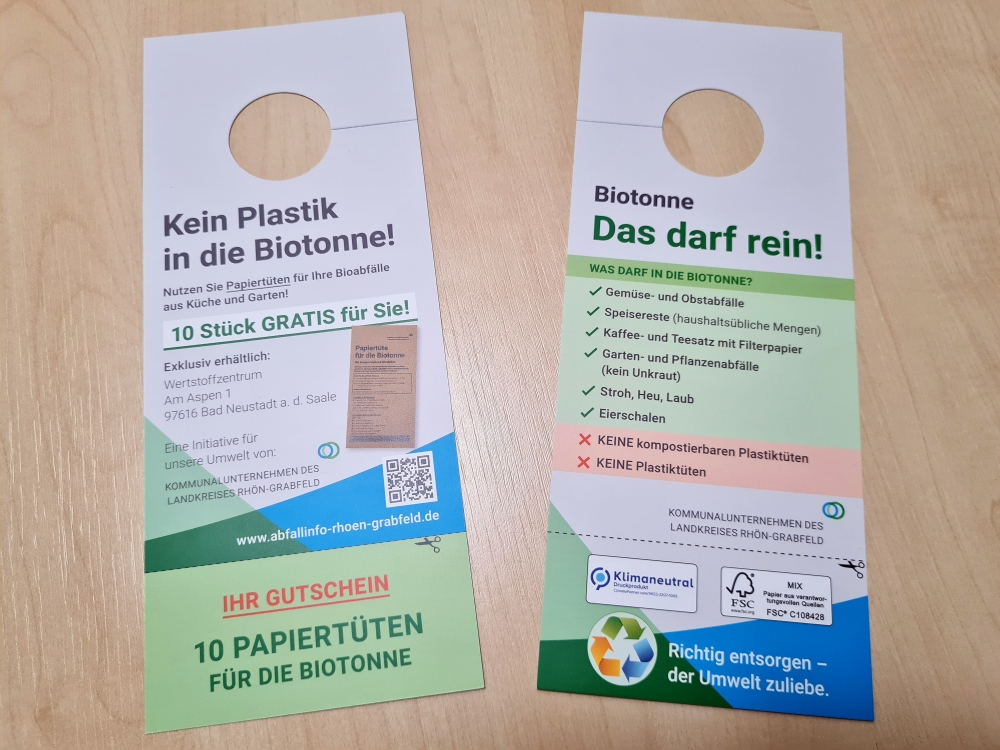Die Tonnenanhänger mit dem Gutschein und den Hinweisen zur Biotonne im Detail